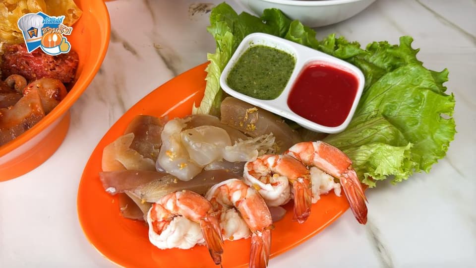 ใครชอบแบบขลุกขลิกเข้มข้นต้องลองชามนี้ ทางร้านใช้เส้นปลาที่ลวกมาจนได้ความหนึบหนับ