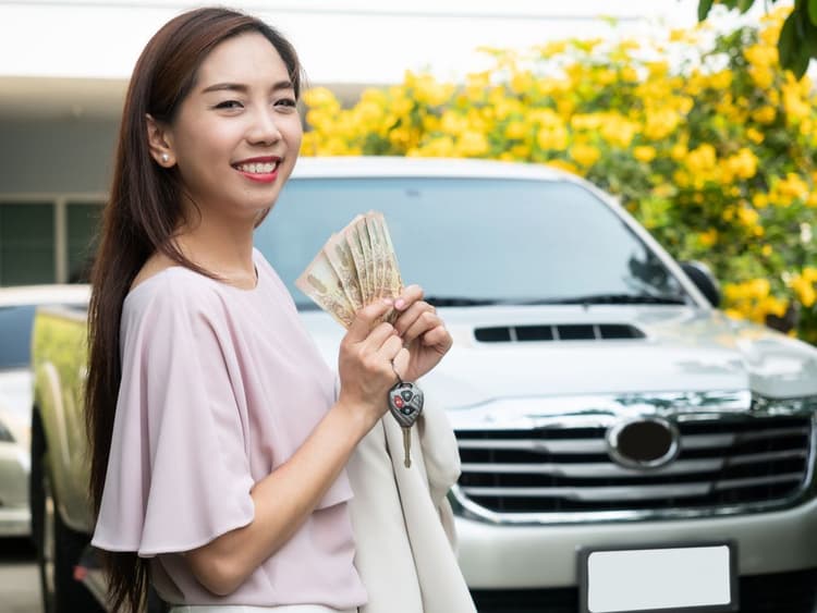 ผู้หญิงจำนำรถยนต์เพื่อนำเงินก้อนมาใช้จ่ายในเรื่องจำเป็น