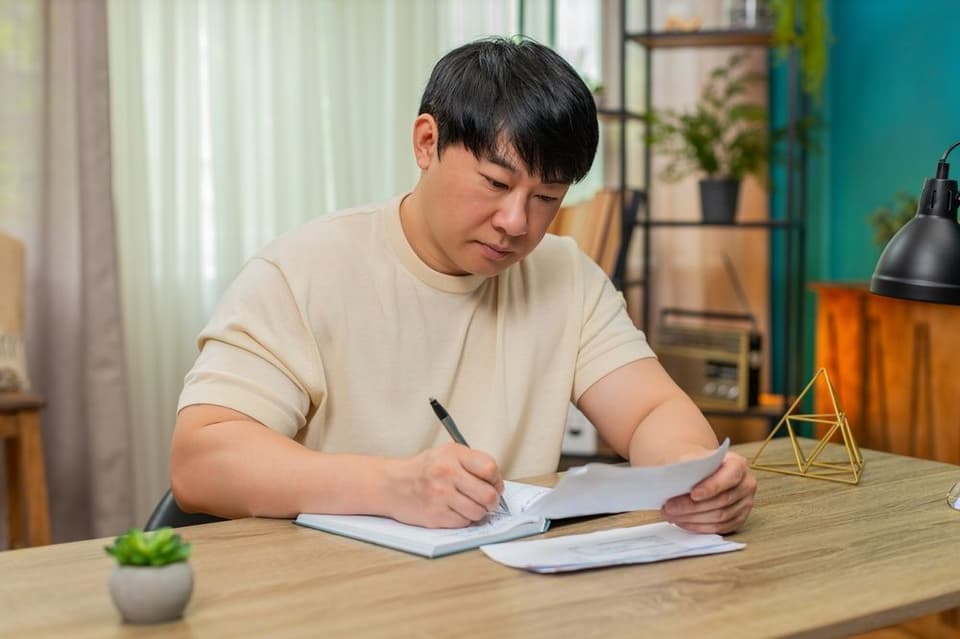ผู้ชายที่มีปัญหาเรื่องเงิน จึงทำบัญชีจดรายชื่อหนี้อย่างละเอียด