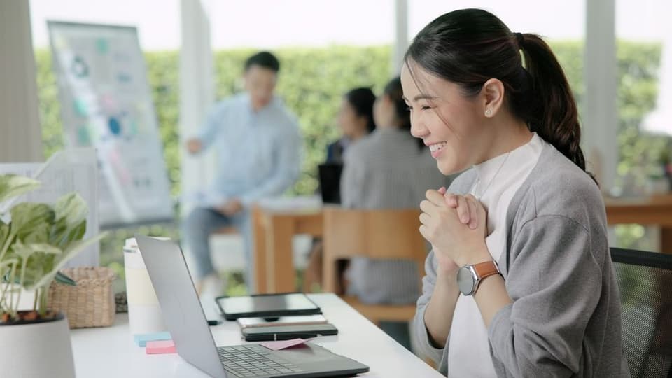 ผู้หญิงดีใจที่สินเชื่อนักศึกษาได้รับการอนุมัติ