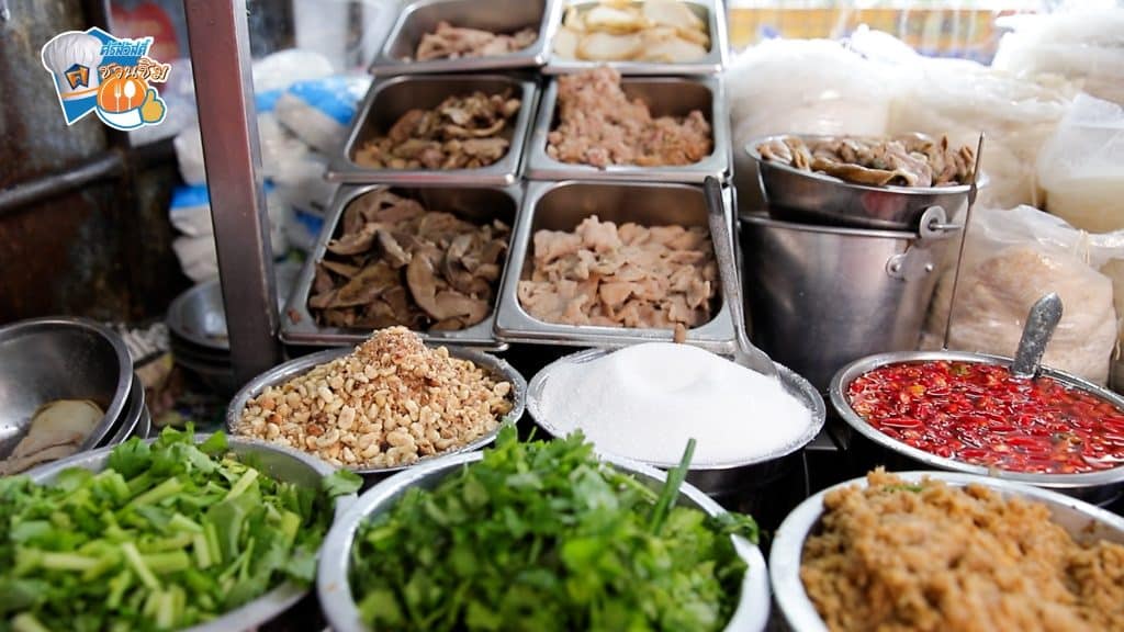 ก๋วยเตี๋ยวต้มยำ ที่จัดเตรียมวัตถุดิบสดใหม่เป็นอย่างดี