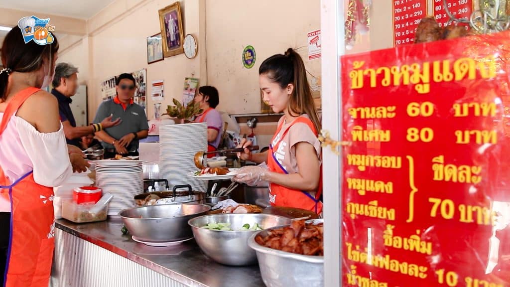 ข้าวหมูแดงหมูกรอบ ราคาเข้าถึงได้ อิ่มคุ้ม