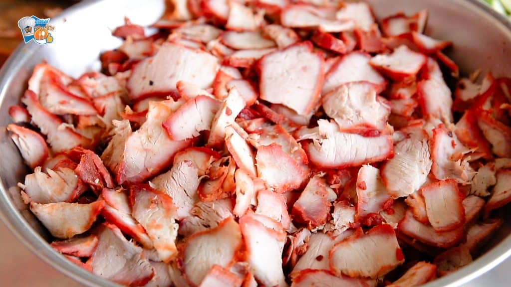 หมูแดง หั่นสไลด์บาง หอมกลิ่นเตาถ่าน