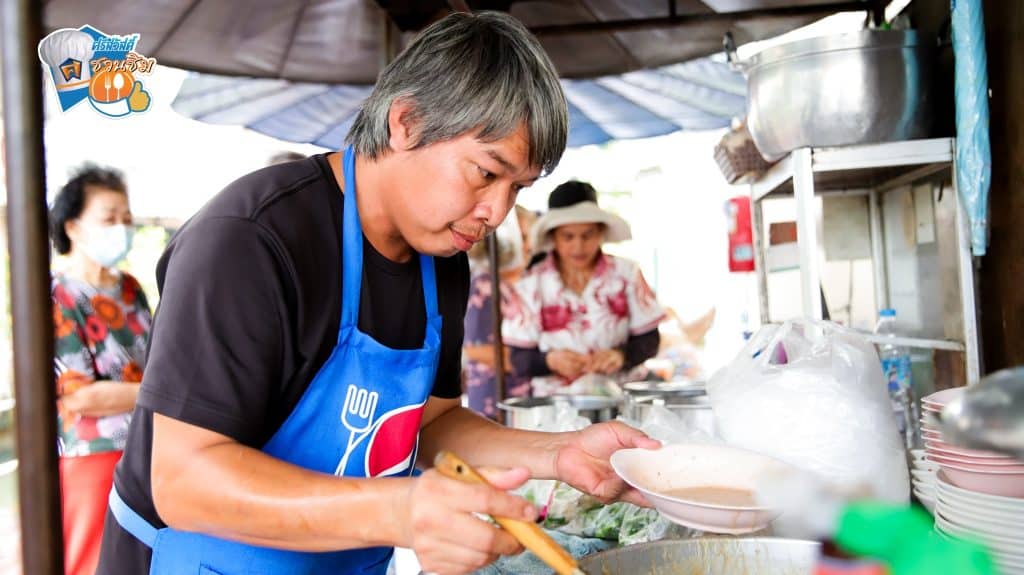 พี่เม่า เจ้าของร้าน ราดหน้าพี่เม่าคลองหลอด ทำเองทุกขั้นตอน