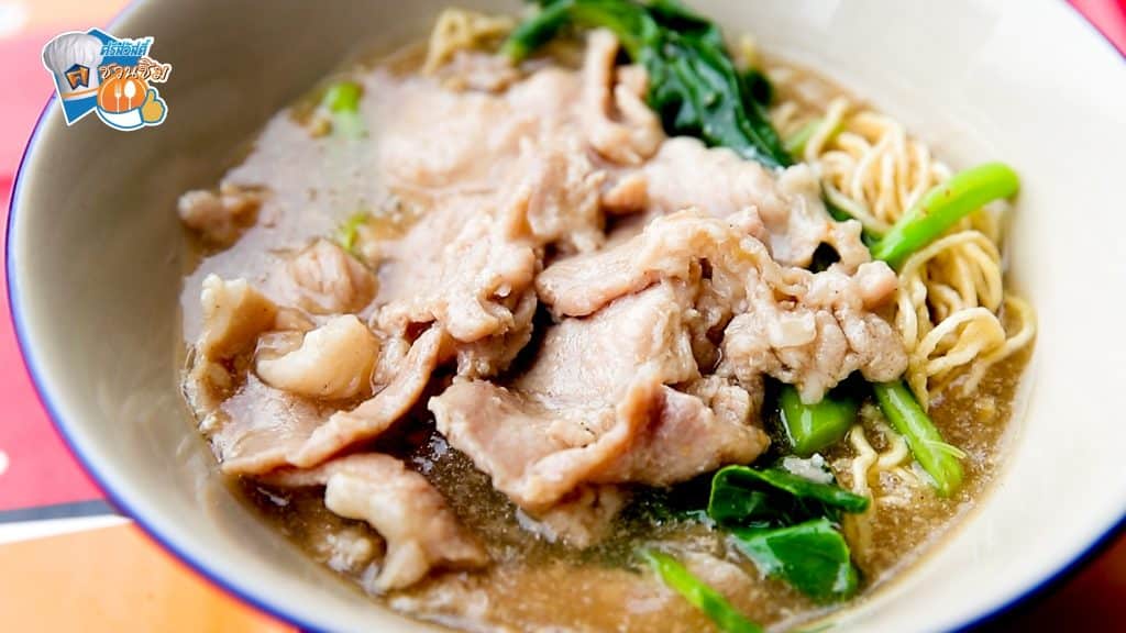 ราดหน้าหมี่กรอบเส้นกรุบ หมูเยอะสะใจ